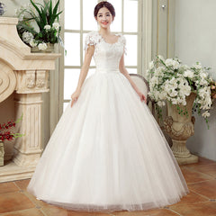 Bride wearing a white gauze wedding dress, slim fit, flower shoulder, Korean style