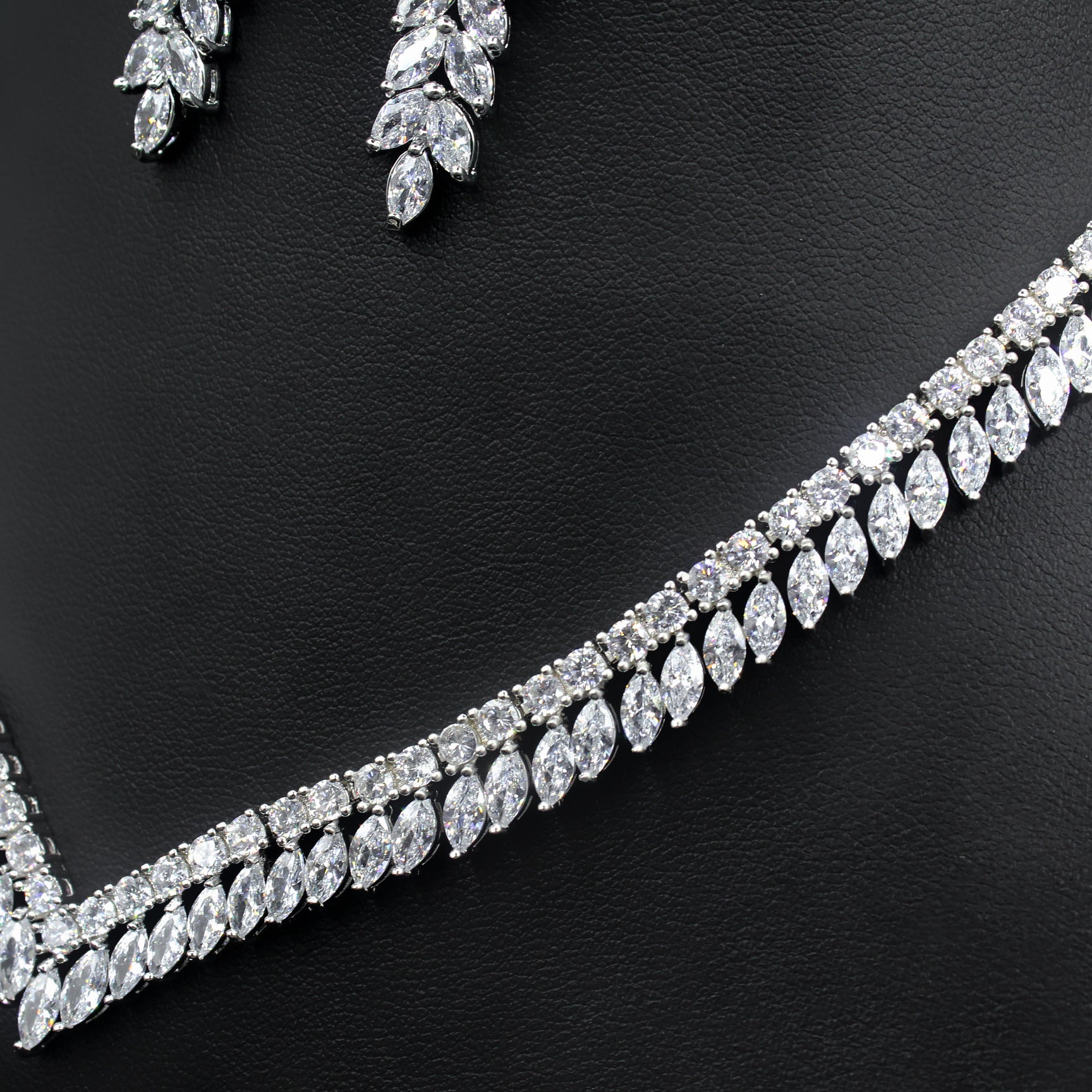 Stylish Bridal Necklace And Earring Set